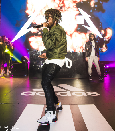 運(yùn)動(dòng)鞋可以干洗嗎？盡量自己擦洗