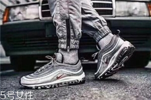 運(yùn)動(dòng)鞋可以干洗嗎？盡量自己擦洗