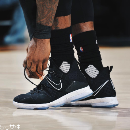 運(yùn)動(dòng)鞋可以用水泡嗎？切忌長(zhǎng)時(shí)間浸泡