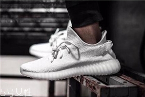 運(yùn)動(dòng)鞋可以用水泡嗎？切忌長(zhǎng)時(shí)間浸泡