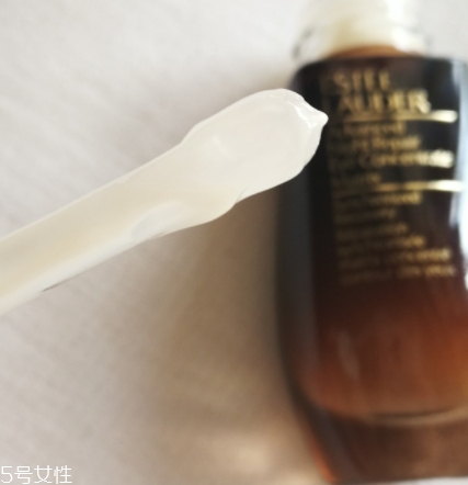 雅詩蘭黛精華液多少錢？年輕肌膚的秘密