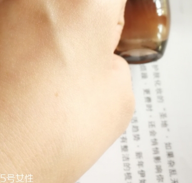 雅詩蘭黛精華液多少錢？年輕肌膚的秘密