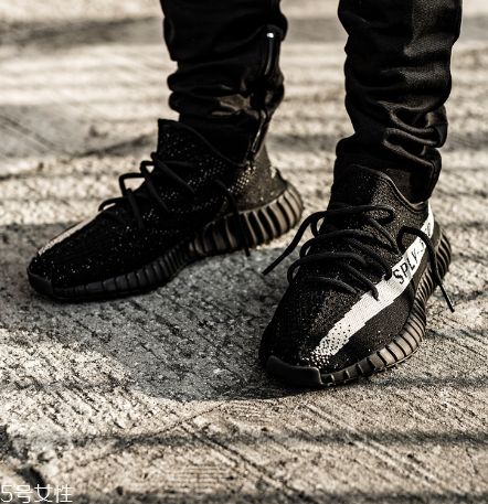 運動鞋可以配裙子嗎？打造時尚運動風