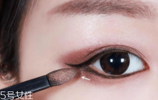 內(nèi)雙怎么畫眼影？使用啞光OR微珠光眼影