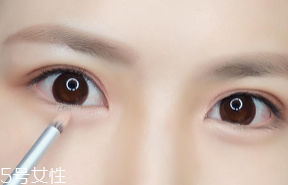 內(nèi)雙怎么畫眼影？使用啞光OR微珠光眼影