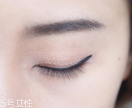 內(nèi)雙怎么畫眼影？使用啞光OR微珠光眼影