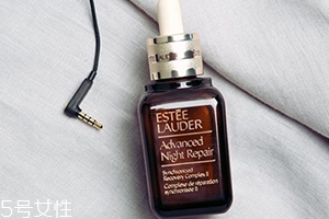 雅詩蘭黛精華液哪款好？使用區(qū)域和護(hù)膚重點(diǎn)不一樣