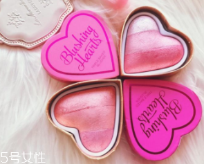 makeup revolution心形腮紅好用嗎？微閃蜜桃色彩