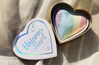 makeup revolution心形腮紅好用嗎？微閃蜜桃色彩