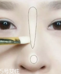 怎么把鼻梁畫高？小白都能駕馭的四步鼻梁修容法