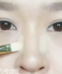 怎么把鼻梁畫高？小白都能駕馭的四步鼻梁修容法