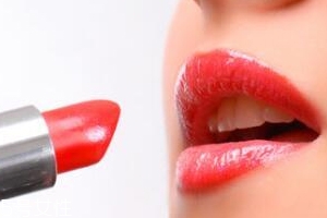 如何防止口紅沾杯？粉底能牢牢抓住口紅