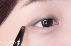 眼皮腫適合什么眼影？選用啞光色避開珠光色