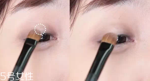 眼皮腫適合什么眼影？選用啞光色避開珠光色