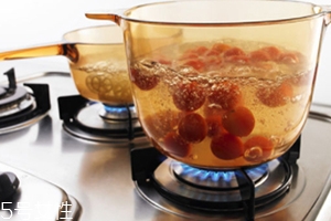 康寧鍋可以用明火嗎？居然能在燃?xì)庠钌鲜褂?><p><strong>康寧鍋可以用明火嗎？居然能在燃?xì)庠钌鲜褂?/strong></p></a></li> 	     </ul>
		</div>
	   <div   id=