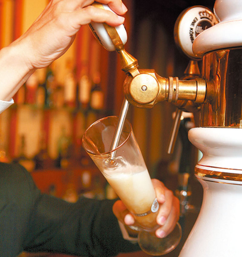 倒啤酒的正確方法 品啤酒必懂知識 倒啤酒的正確方法 品啤酒必懂知識