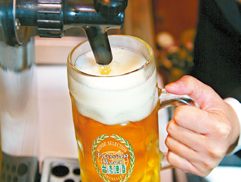 倒啤酒的正確方法 品啤酒必懂知識 倒啤酒的正確方法 品啤酒必懂知識