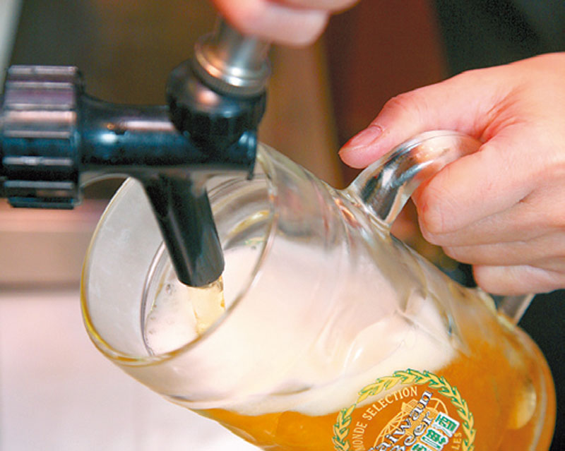 倒啤酒的正確方法 品啤酒必懂知識 倒啤酒的正確方法 品啤酒必懂知識