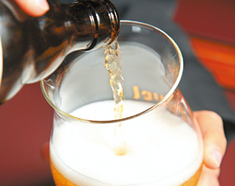 倒啤酒的正確方法 品啤酒必懂知識 倒啤酒的正確方法 品啤酒必懂知識