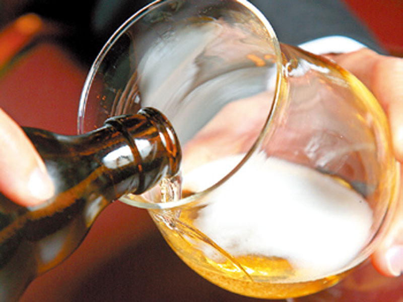 倒啤酒的正確方法 品啤酒必懂知識 倒啤酒的正確方法 品啤酒必懂知識