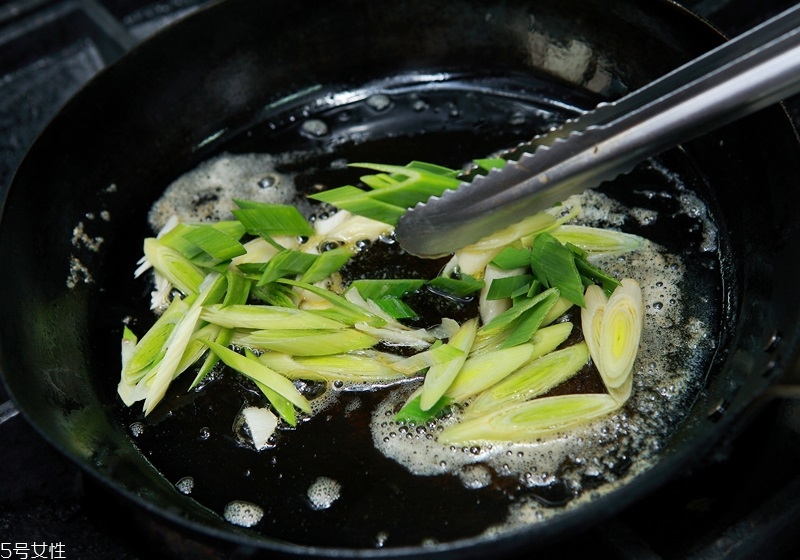 蔥和蒜苗的區(qū)別 蔥蒜怎么區(qū)分 蔥和蒜苗的區(qū)別 蔥蒜怎么區(qū)分