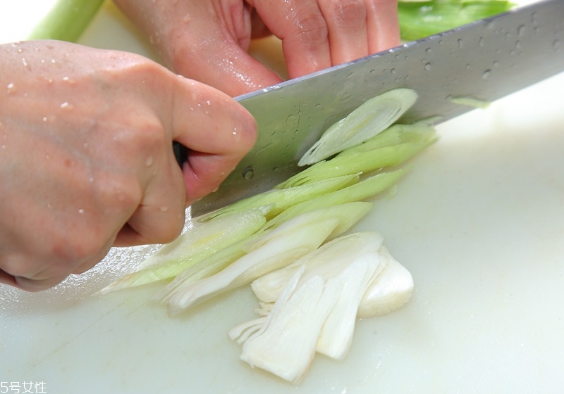 蔥和蒜苗的區(qū)別 蔥蒜怎么區(qū)分 蔥和蒜苗的區(qū)別 蔥蒜怎么區(qū)分