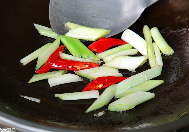 蔥和蒜苗的區(qū)別 蔥蒜怎么區(qū)分 蔥和蒜苗的區(qū)別 蔥蒜怎么區(qū)分