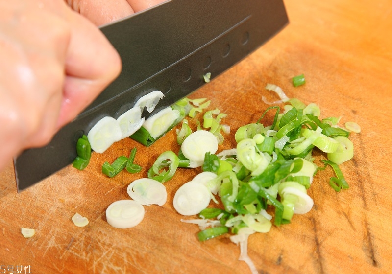 蔥和蒜苗的區(qū)別 蔥蒜怎么區(qū)分 蔥和蒜苗的區(qū)別 蔥蒜怎么區(qū)分