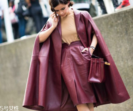 酒紅色衣服怎么搭配？女人味十足的冬日穿搭