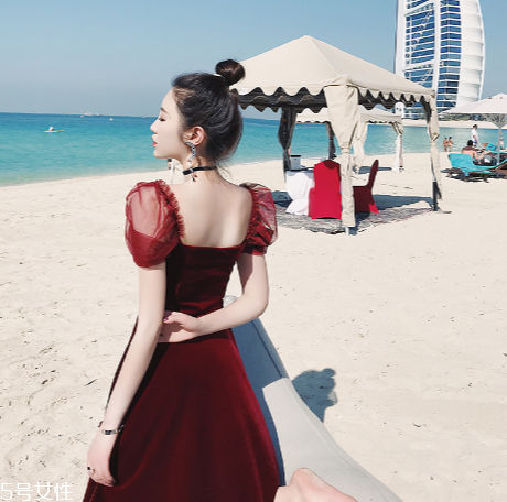 酒紅色衣服怎么搭配？女人味十足的冬日穿搭