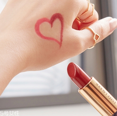 雅詩蘭黛口紅哪個系列好？傾慕vs戀愛唇膏