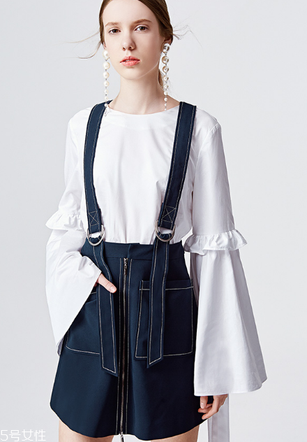 背帶裙怎么搭配？凸顯你的少女心