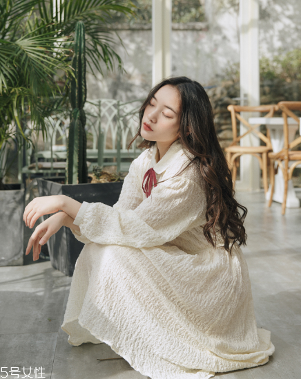 學(xué)院風(fēng)連衣裙怎么搭配？重新回到學(xué)生時代