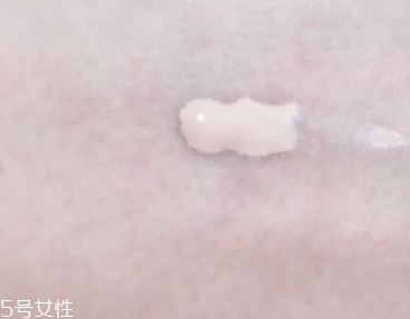 雅詩蘭黛粉底液和bb霜哪個(gè)好？