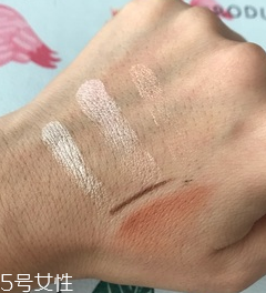 makeup revolution心形腮紅好用嗎？微閃蜜桃色彩