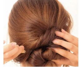 長(zhǎng)臉適合什么樣的燙發(fā)？大波浪長(zhǎng)發(fā)溫柔睿智