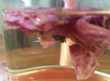 墨紅玫瑰功效 女性喝它好 墨紅玫瑰功效 女性喝它好