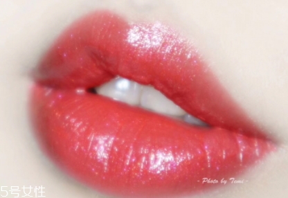 雅詩(shī)蘭黛唇膏360試色 送你一抹楓葉紅 雅詩(shī)蘭黛唇膏360試色 送你一抹楓葉紅