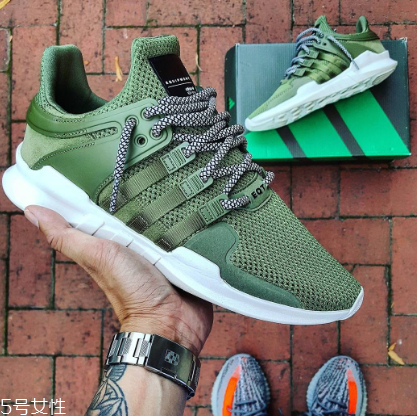 運(yùn)動(dòng)鞋鞋底變黃怎么辦？巧用衛(wèi)生紙來(lái)幫忙