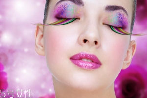 腮紅和口紅如何搭配？色彩不要太多