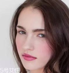 腮紅和口紅如何搭配？色彩不要太多