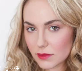 腮紅和口紅如何搭配？色彩不要太多