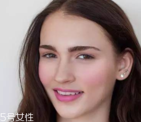 腮紅和口紅如何搭配？色彩不要太多