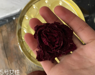 墨紅玫瑰泡出來的顏色 淡黃色更天然健康 墨紅玫瑰泡出來的顏色 淡黃色更天然健康