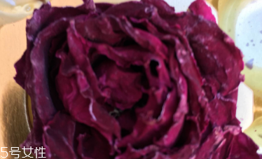 墨紅玫瑰泡出來的顏色 淡黃色更天然健康 墨紅玫瑰泡出來的顏色 淡黃色更天然健康