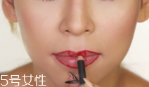 橢圓形嘴唇怎么涂口紅？勾勒唇線讓唇形完美