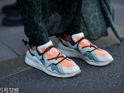 運(yùn)動(dòng)鞋鞋底響怎么辦？可能是進(jìn)水了