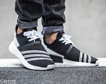 運(yùn)動(dòng)鞋有油污怎么清洗？要及時(shí)刷洗