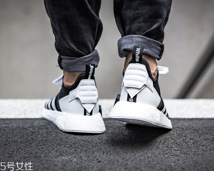 運(yùn)動(dòng)鞋有油污怎么清洗？要及時(shí)刷洗