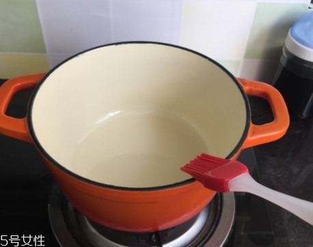 琺瑯鍋和玻璃鍋哪個(gè)好？附上用琺瑯鍋燒菜過程